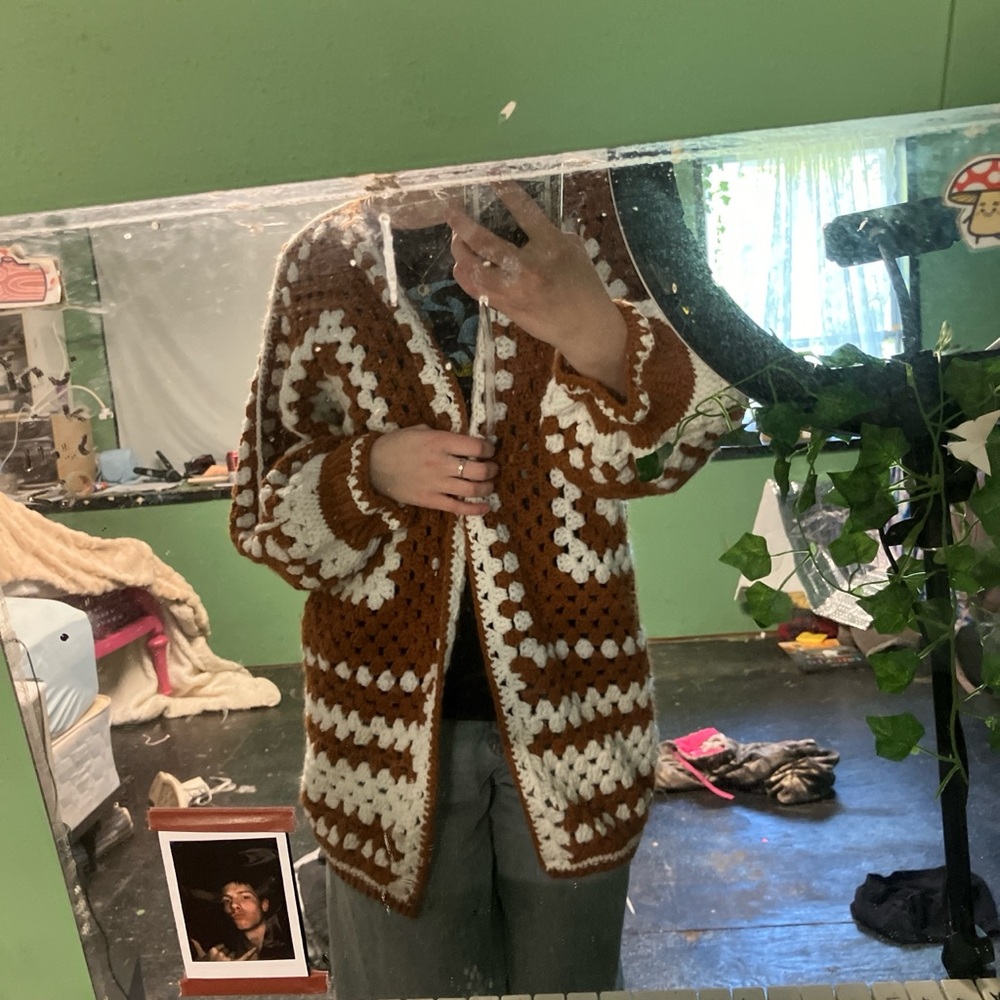 Knitted cardigan/sweater.